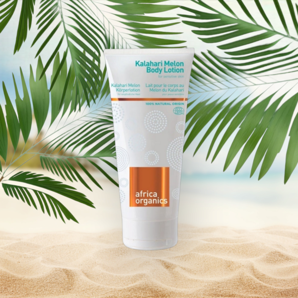 En tube Africa Organics Kalahari Melon Body Lotion 200ml på en strand med palmeblade, der fremmer helbred og velvære.