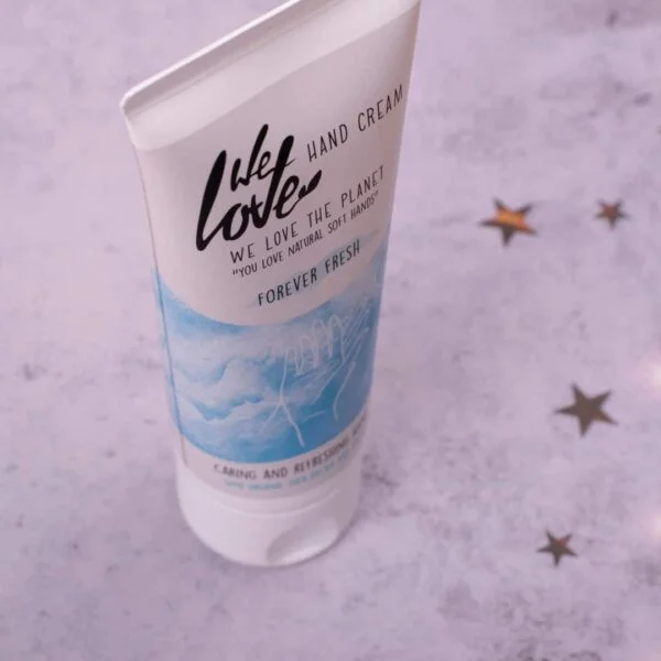 En tube med Økologisk Håndcreme - We Love the Planet - Naturlig håndcreme 75ml dekoreret med stjerner.